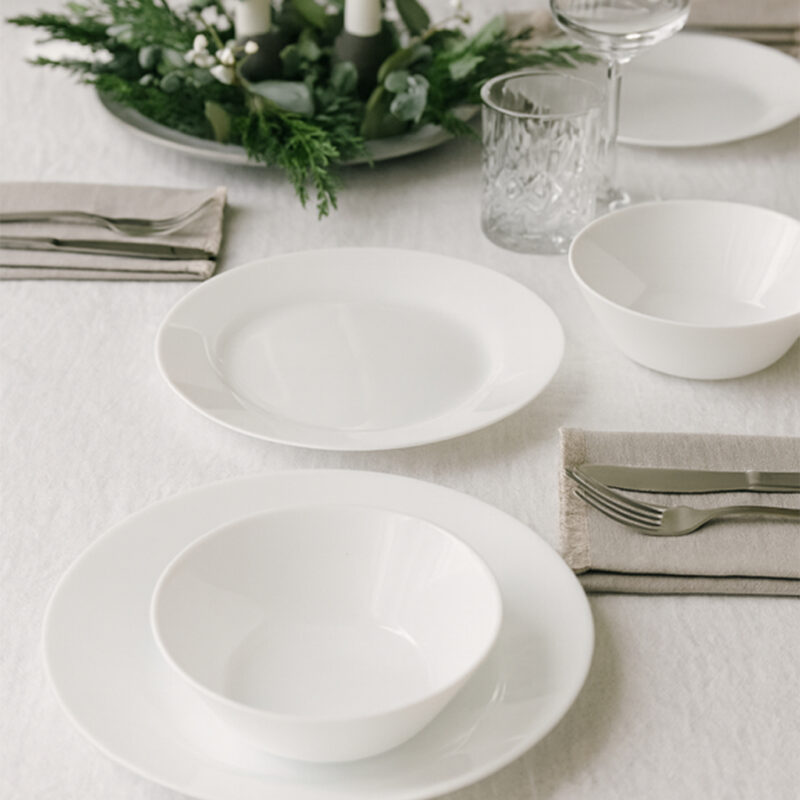 Set pjatash porcelani 24 copë