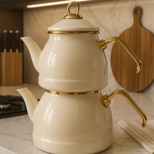 Çajnik Dysh me Ngjyrë Krem dhe Detaje të Arta – Set Elegant për Çaj