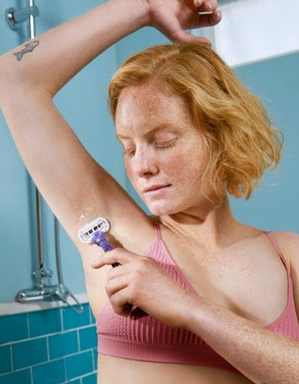 8f779f65-cdba-452d-8b6b-e9c88ee659fc Gillette Venus Deluxe Smooth Swirl Handle & Razor Blade Refill, 1set - Figura 4